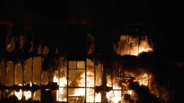 Yoğun Yangın Gece Binasında Yanar