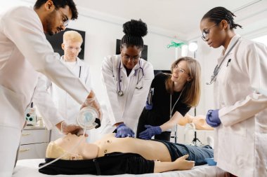 Tıp öğrencileri kalp masajı ve ilk yardım tekniklerini ilk yardım mankeni kullanarak öğrenirler..
