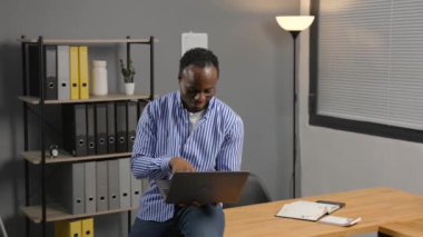 Ofiste duran adam tablete bakıyor.