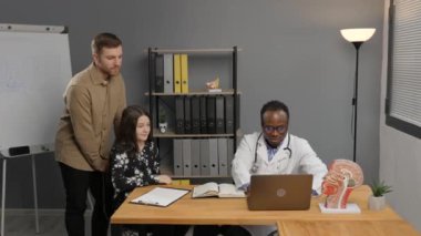Siyahi doktor, babasına danışmanlık yapıyor.