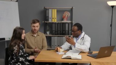 Siyahi doktor, babasına danışmanlık yapıyor.