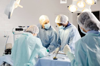 Hastanede ameliyat yapan bir grup doktor..