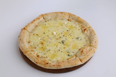 Tahtadaki dört peynirli pizza beyaz arka planda izole edilmiş..