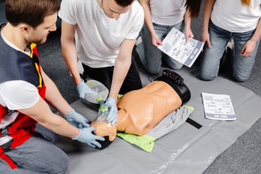 İlk yardım eğitimi - kalp masajı. İlk yardım kursu cpr kukla üzerinde