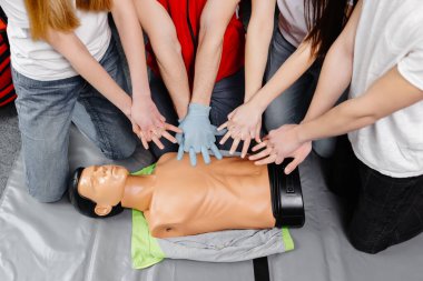 İlk yardım eğitimi - kalp masajı. İlk yardım kursu cpr kukla üzerinde