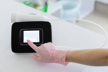 Spirografi testi sırasında doktor, medikal ofiice 'de spirometreyle nefes hareketlerini ölçüyor..