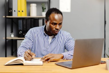 Masada dizüstü bilgisayarda çalışan adam.