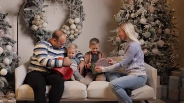 Aile Noel sabahını, hediyeleri açmayı ve birlikte gülmeyi sever.