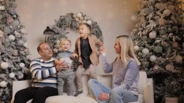 Aile Noel sabahını, hediyeleri açmayı ve birlikte gülmeyi sever.