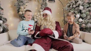 Noel Baba çocuklara Noel günü para veriyor.