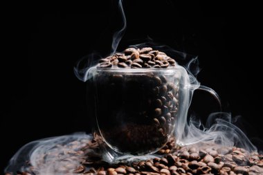 Cam bardakta kavrulmuş kahve çekirdekleri..