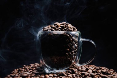 Cam bardakta kavrulmuş kahve çekirdekleri..