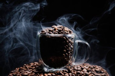 Cam bardakta kavrulmuş kahve çekirdekleri..