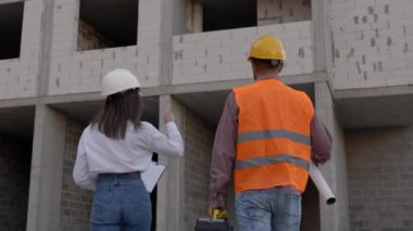 İnşaat işçileri inşaat alanındaki ilerleme, takım çalışması ve inşaat yönetimi uzmanlığını denetliyor