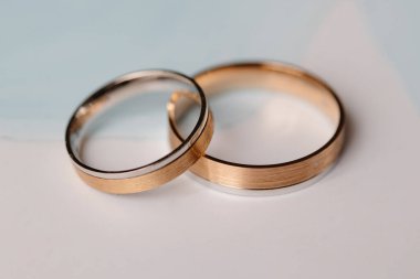 Nikah yüzükleri, iki insanın evliliğini simgeler. Sonsuz aşkı ve bağlılığı simgeler.