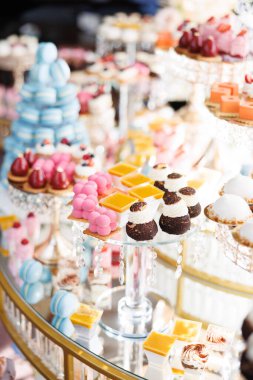 Bir parti ya da düğün resepsiyonunda masaya yerleştirilmiş lezzetli tatlılar lezzetli bir çikolata deneyimi yaratıyor.