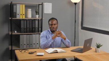 Masada dizüstü bilgisayarda çalışan profesyonel bir adam.