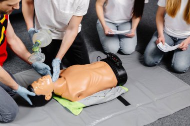 İlk yardım eğitimi - kalp masajı. İlk yardım kursu cpr kukla üzerinde