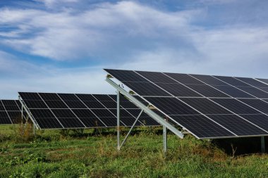Güneş paneli parkı sürdürülebilir ve yenilenebilir enerji üretiyor, ekolojik dengeyi desteklerken temiz enerji üretmek için güneş ışığından faydalanıyor