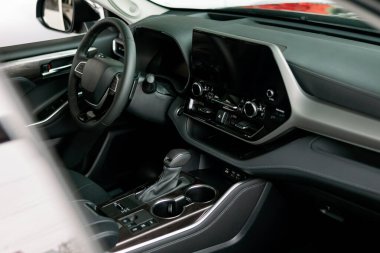 İçinde siyah deri koltuklar, gelişmiş teknoloji ve sofistike sürüş deneyimi için prim içeren lüks bir araç.