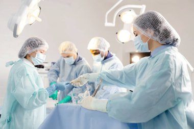 Hastanede ameliyat yapan bir grup doktor..
