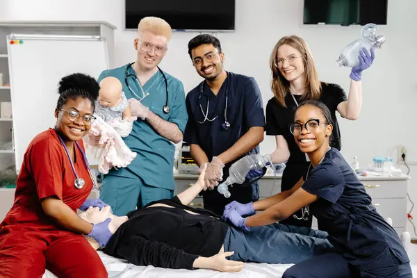 Bir grup sağlık görevlisi, ilk yardım eğitimi sırasında tıbbi bir manikinde kardiyopulmoner resüsitasyon yapmayı öğreniyor.