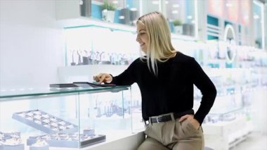 Satıcı kadın kuyumcuda hesap makinesi kullanarak fiyat hesaplıyor