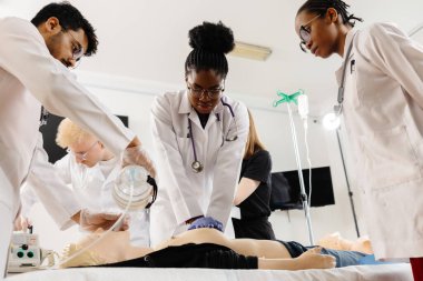 Sağlık uzmanları anatomik model üzerine tıbbi eğitim sırasında suni teneffüs ve serum takmayı deniyorlar.