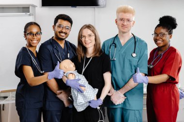 Bir grup sağlık görevlisi, ilk yardım eğitimi sırasında tıbbi bir manikinde kardiyopulmoner resüsitasyon yapmayı öğreniyor.