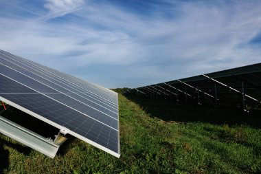 Güneş paneli parkı sürdürülebilir ve yenilenebilir enerji üretiyor, ekolojik dengeyi desteklerken temiz enerji üretmek için güneş ışığından faydalanıyor