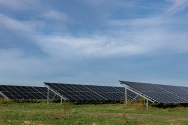 Güneş ışığını elektriğe çeviren güneş panelleri, sürdürülebilir enerji üretimini ve temiz enerji kaynaklarına geçişi sembolize ediyor