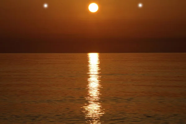 Hermosa Puesta Sol Sobre Costa Del Mar — Foto de Stock