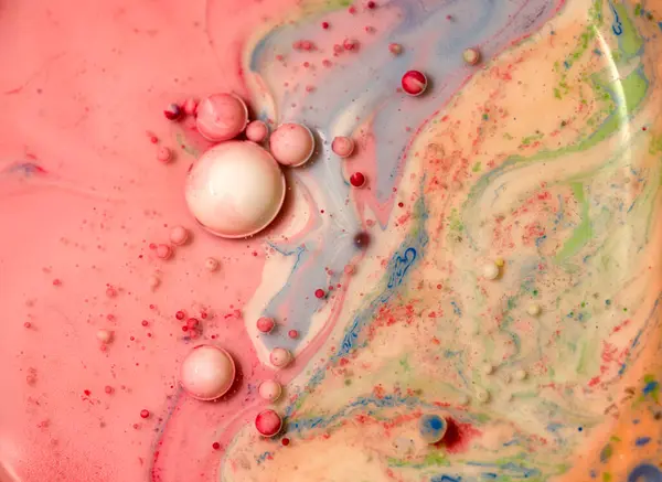 Yağ, süt ve boyaların mozaiği güzel renkler ve şekillerle parıldıyor.