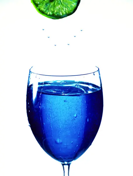 Sanatsal renkli bir makro karede bir kadeh şarap.