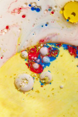 Süte boyanmış yağ damlalarının makro fotoğrafçılığı