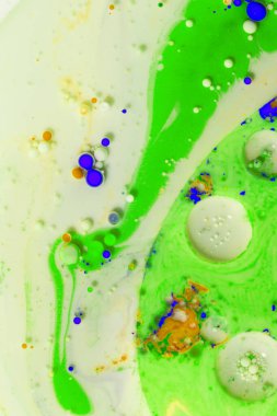 Süte boyanmış yağ damlalarının makro fotoğrafçılığı