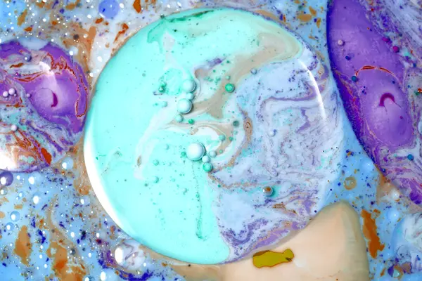 Süte boyanmış yağ damlalarının makro fotoğrafçılığı