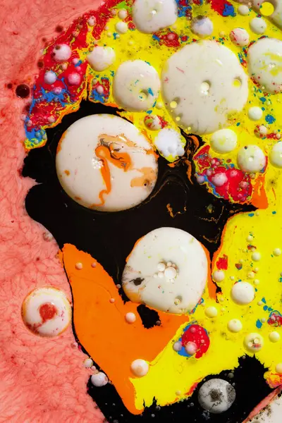 Süte boyanmış yağ damlalarının makro fotoğrafçılığı