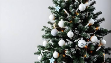 Parlak Süslü Şenlikli Noel Ağacı