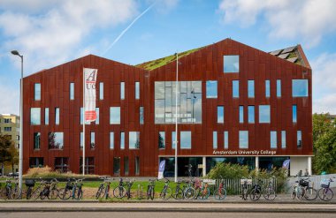 Amsterdam, Hollanda, 26.10.2022 Amsterdam Bilim Parkı 'ndaki Amsterdam Üniversitesi Modern Çevre dostu bina