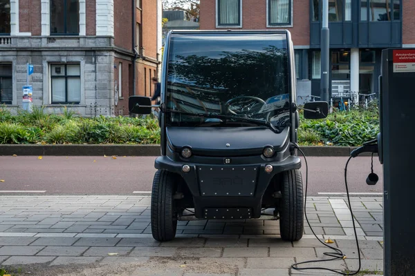 Amszterdam Hollandia 2022 Október Kétüléses Modern Elektromos Mikroautó Feltöltése Utcán — Stock Fotó