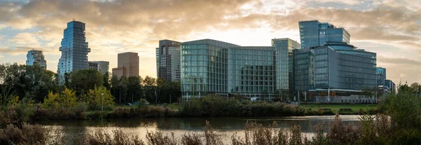 Amsterdam, Hollanda, 01.10.2022, Zuidas Bölgesi Panoraması, Dünya Ticaret Merkezi Amsterdam manzarası ve gün batımına kadar ikonik konut binası The Valley