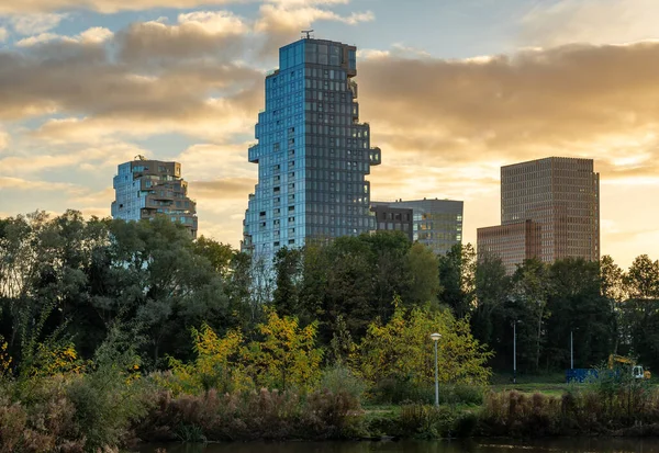 Amszterdam Hollandia 2022 Lakótornyok Völgy Zuidas Üzleti Negyedében Naplementére Beatrixparkból — Stock Fotó