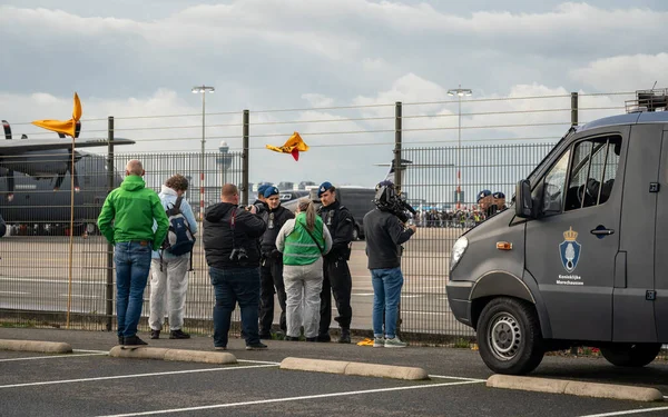 Lotnisko Schiphol Amsterdam Holandia 2022 Policjanci Stojący Przy Dziurze Ogrodzeniu — Zdjęcie stockowe
