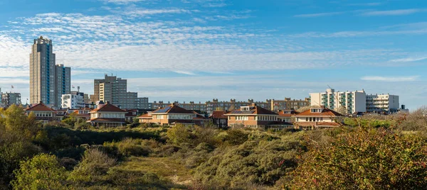 Hollanda 'nın Lahey kentinde modern bir sahil beldesi olan Oostduinpark' tan Scheveningen silueti göründü