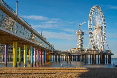 Lahey, Hollanda, 12.11.2022, Scheveningen sahilindeki ünlü dönme dolap Skyview de Pier, Lahey 'in en önemli turistik merkezlerinden biri.