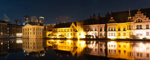 海牙夜晚的全景 拥有著名的毛里塔尼亚博物馆 Hofvijver湖和名为 Torentje 的八角形小建筑的历史建筑群Binnenhof — 图库照片