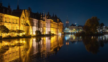 Geceleri Lahey, Binnenhof kompleksindeki tarihi binalar, Hofvijver Gölü ve Büyük Kilise Kulesi veya St. James Kulesi.