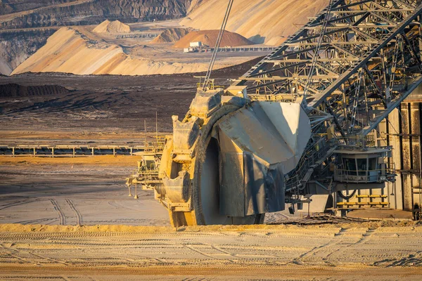 Alman Yüzey Linyit Madeninde Kazıcı Çalışıyor — Stok fotoğraf