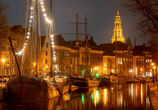 Cityscape Groningen Noite Vista Navios Históricos Canal Torre Igreja Kerk — Fotografia de Stock